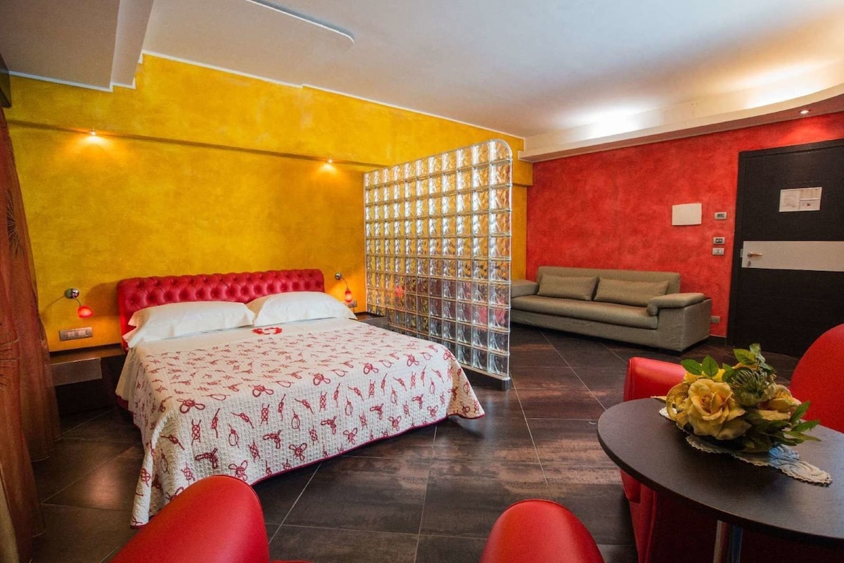 Minibar, in-room safe, desk, cribs (free)