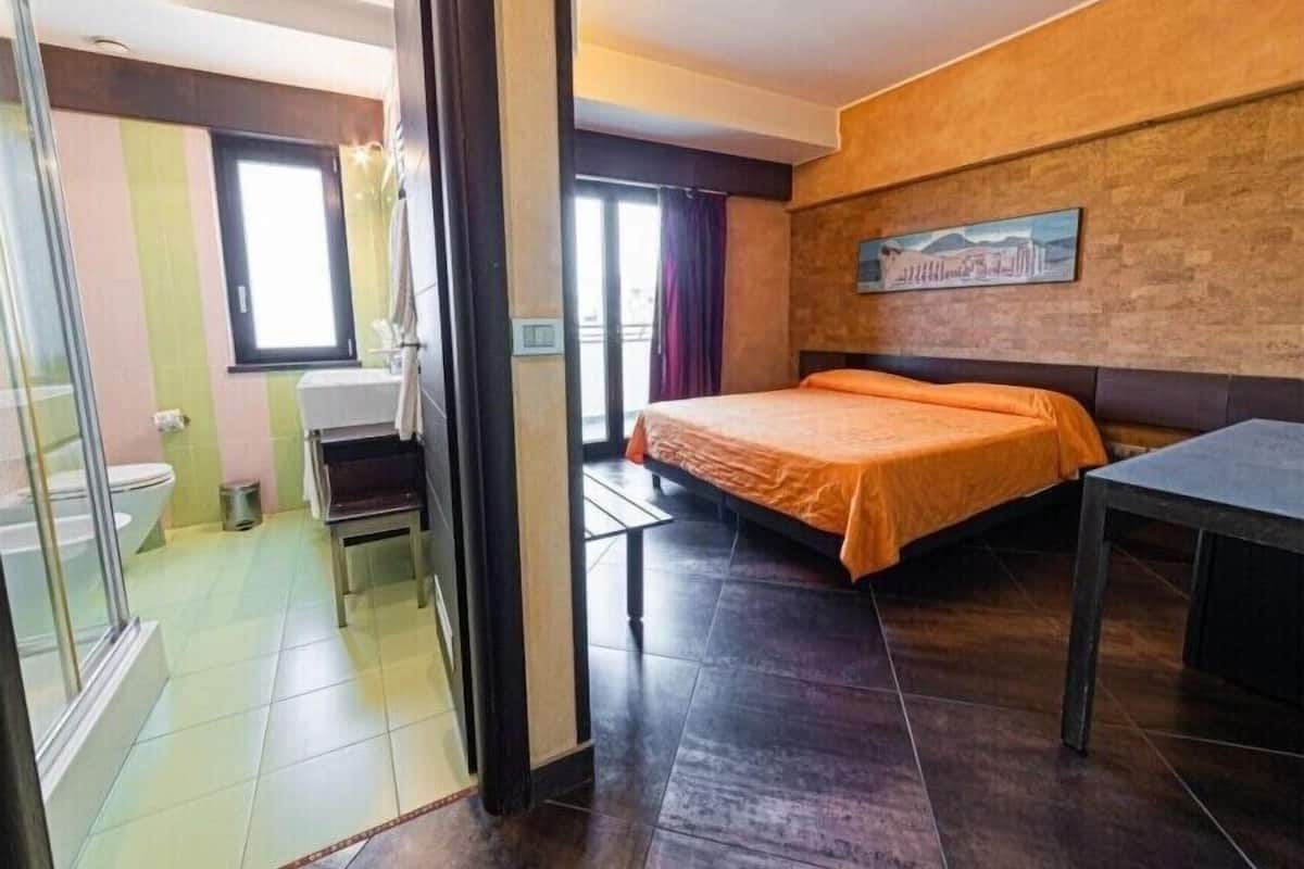 Minibar, coffres-forts dans les chambres, bureau, lits bébé (gratuits)