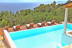 7 outdoor pools, an infinity pool, sun loungers