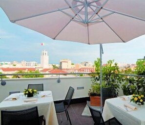 2 restaurantes, se sirven desayunos, cenas y cocina italiana