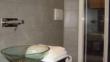 Dusch, gratis toalettartiklar, hÄrtork och bidé