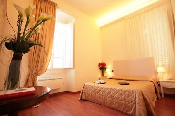 Ropa de cama hipoalergénica, escritorio, cortinas opacas