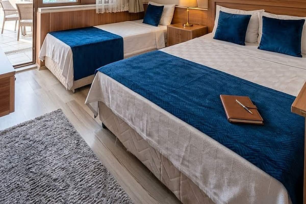 Tremannsrom – comfort | Safe på rommet, blendingsgardiner, lydisolert og wi-fi (inkludert)