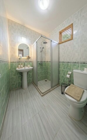 Rainfall showerhead, free toiletries, hair dryer, slippers - Aspawa Hotel (Denizli)