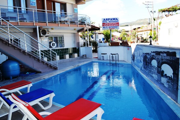 季節限定屋外プール、サンラウンジャー