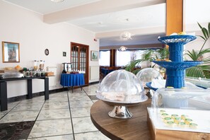 Petit déjeuner buffet (15 EUR par personne)