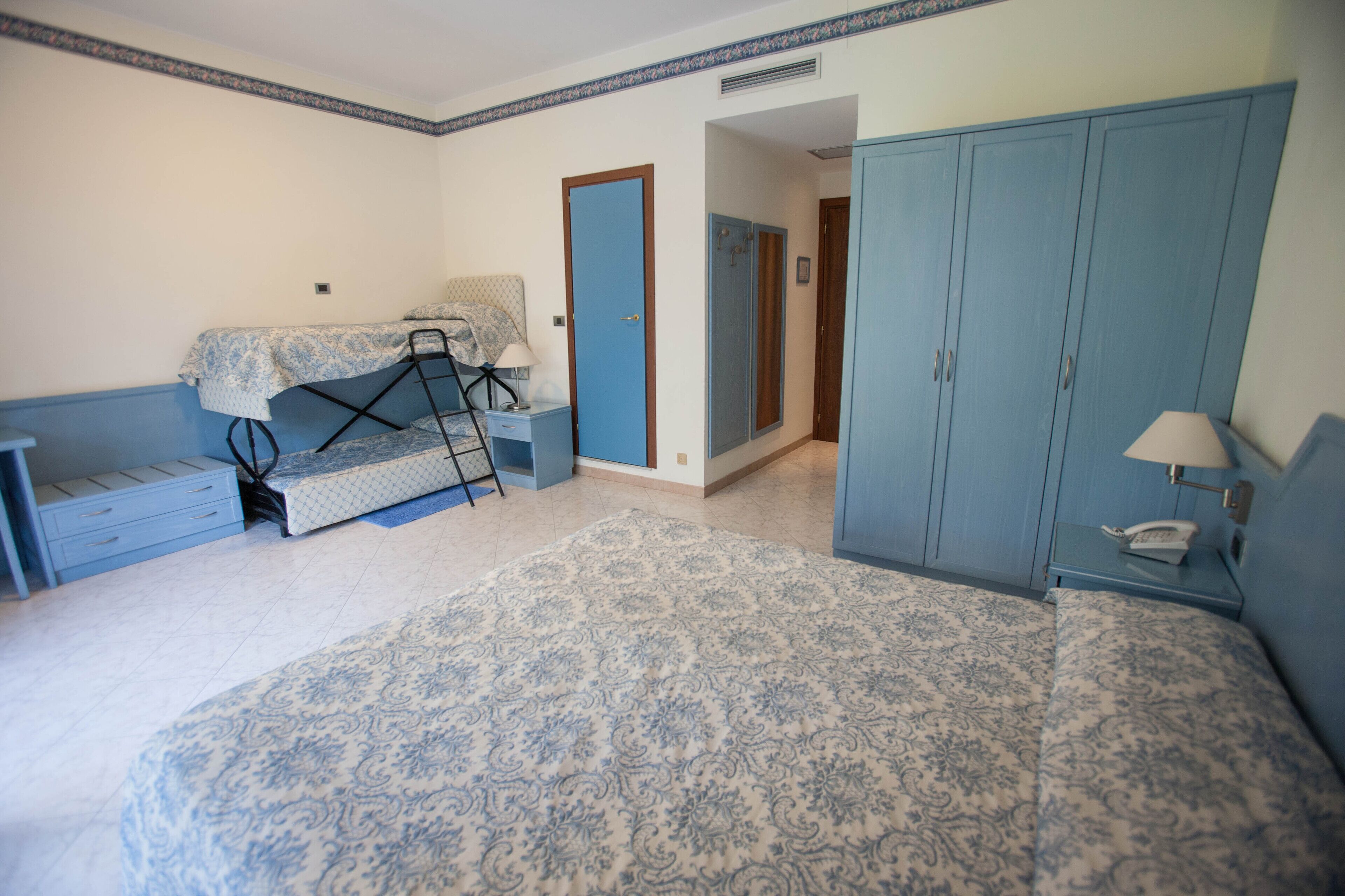 standard triple room | 1 bedroom, free minibar, in-room safe, desk