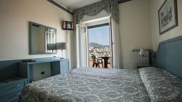 Tripla Standard, vista mare | Minibar con snack e bevande gratuite, una cassaforte in camera