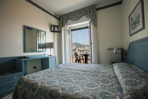Standard Triple Room, Sea View | Free minibar, in-room safe, desk, free WiFi - Hotel Ariston (Imperia)