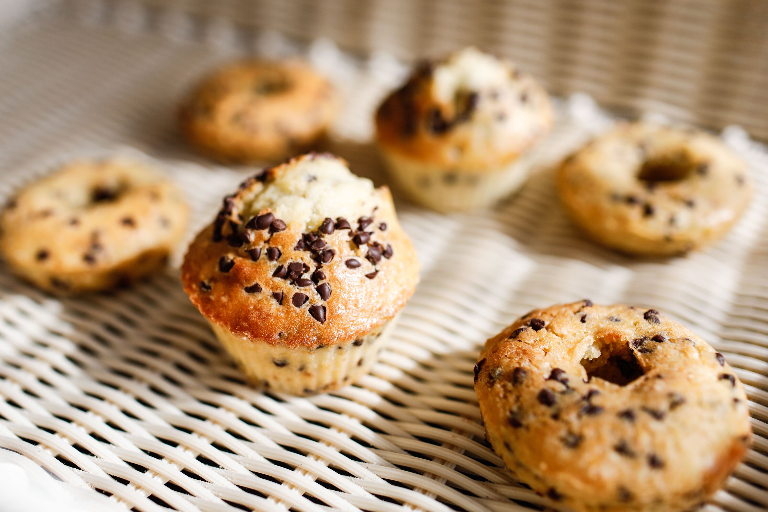 Ein Korb mit mehreren Muffins mit Schokoladenstückchen.