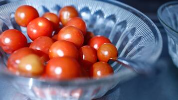 Eine transparente Schüssel mit Kirschtomaten.