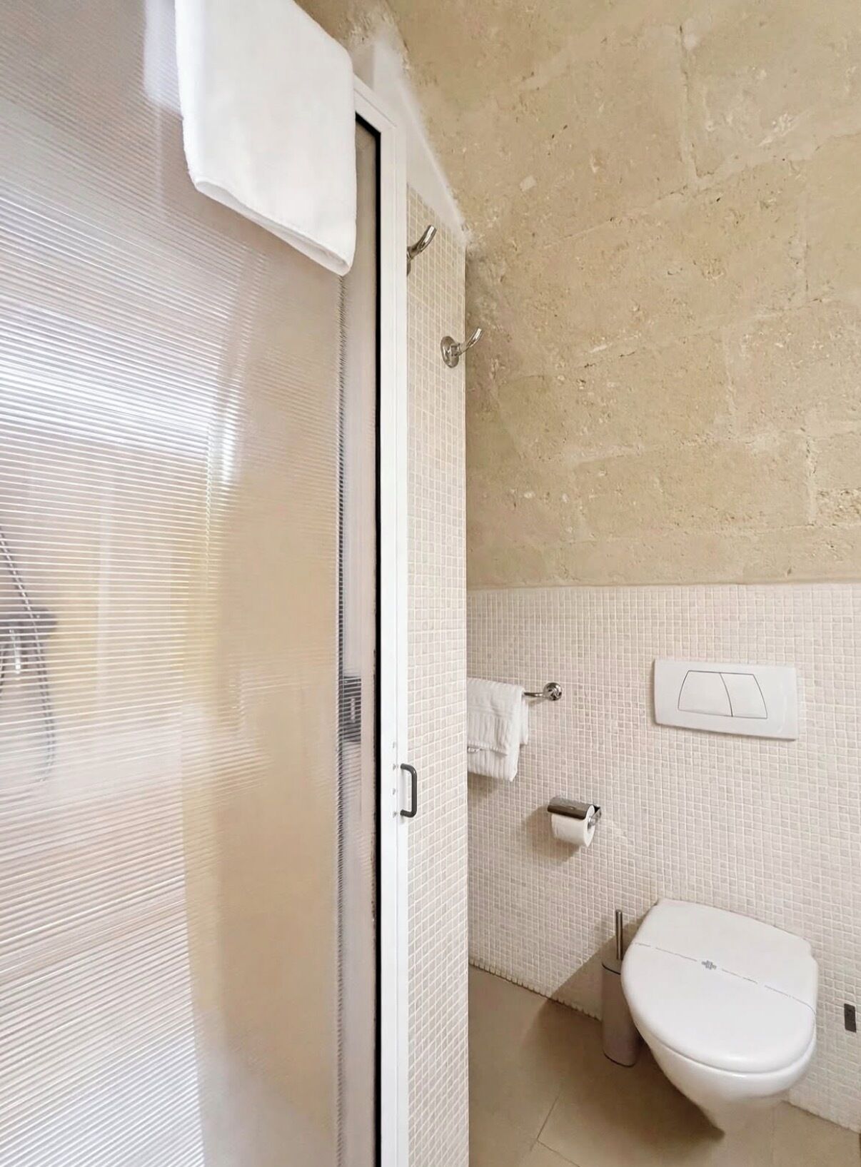 Family Room (N° 56) | Bathroom | Combined shower/tub, free toiletries, hair dryer, bidet