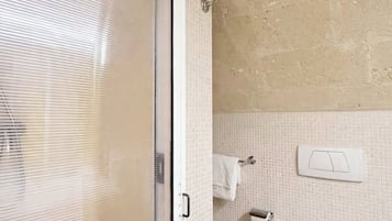 Family Room (N° 56) | Bathroom | Combined shower/tub, free toiletries, hair dryer, bidet