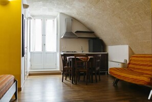 Quarto luxo, 1 quarto | Área de estar | TV de tela plana, lareira