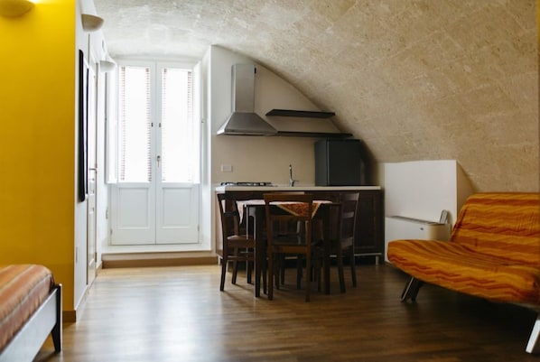 Habitación Deluxe, 1 habitación | Zona de estar | Una televisión de pantalla plana, una chimenea