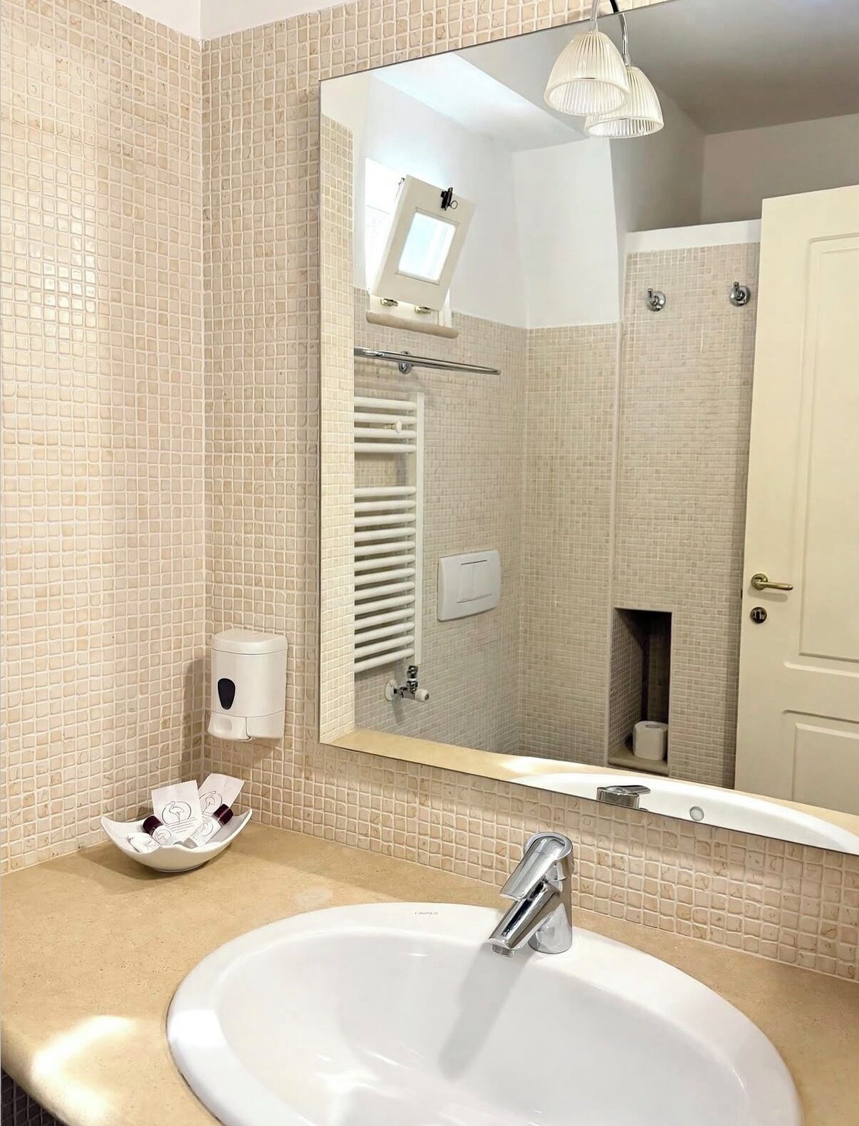 Premium kamer (N° 54) | Badkamer | Een bad/douchecombinatie, gratis toiletartikelen, een haardroger