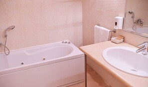 Combined shower/bathtub, free toiletries, hair dryer, bidet