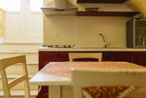 Habitación Deluxe, 1 habitación | Servicio de comidas en la habitación