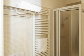 Deluxe kamer, 1 slaapkamer | Badkamervoorzieningen | Een bad/douchecombinatie, gratis toiletartikelen, een haardroger