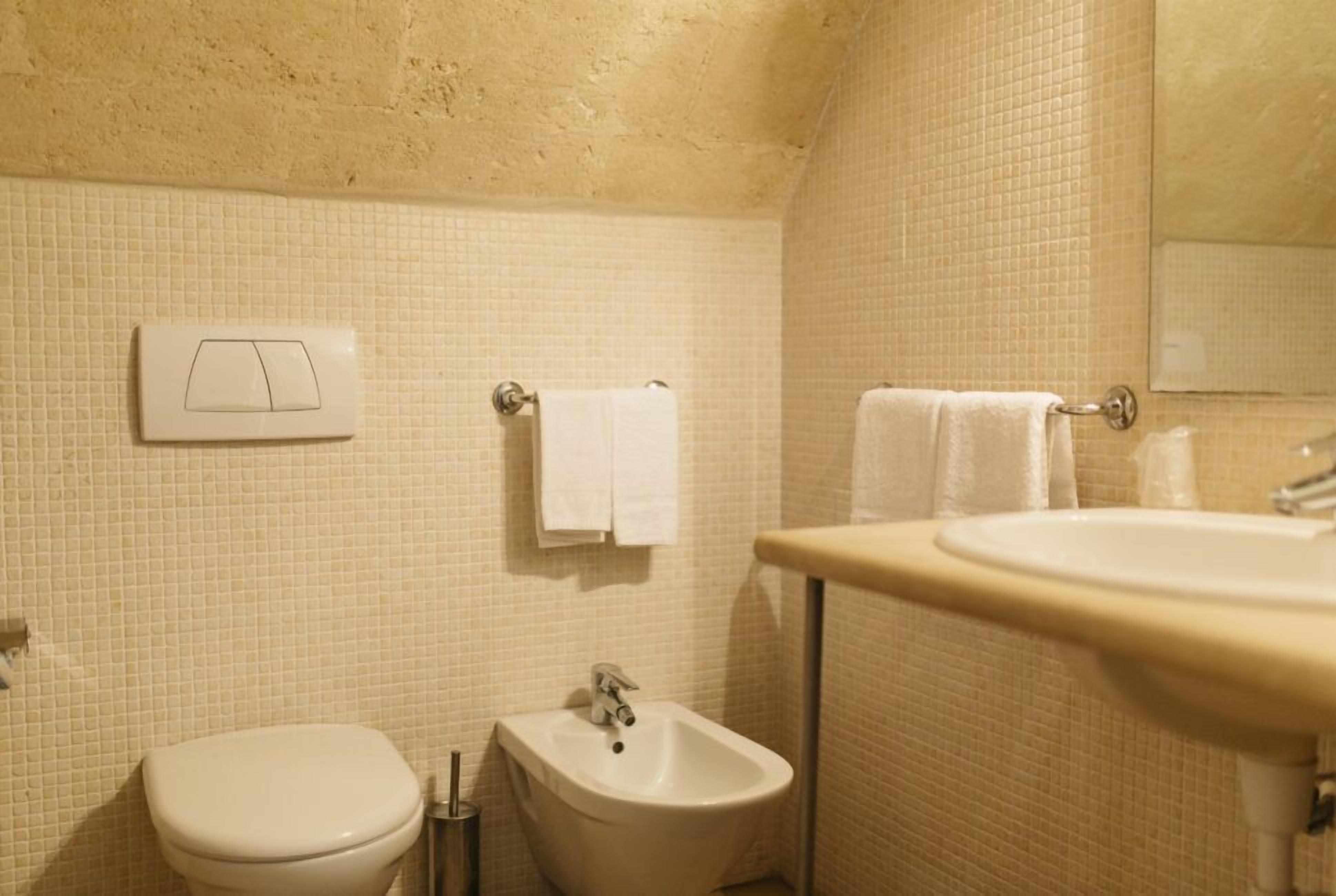 Family Room (N° 51) | Bathroom | Combined shower/tub, free toiletries, hair dryer, bidet