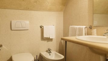 Family Room (N° 51) | Bathroom | Combined shower/tub, free toiletries, hair dryer, bidet