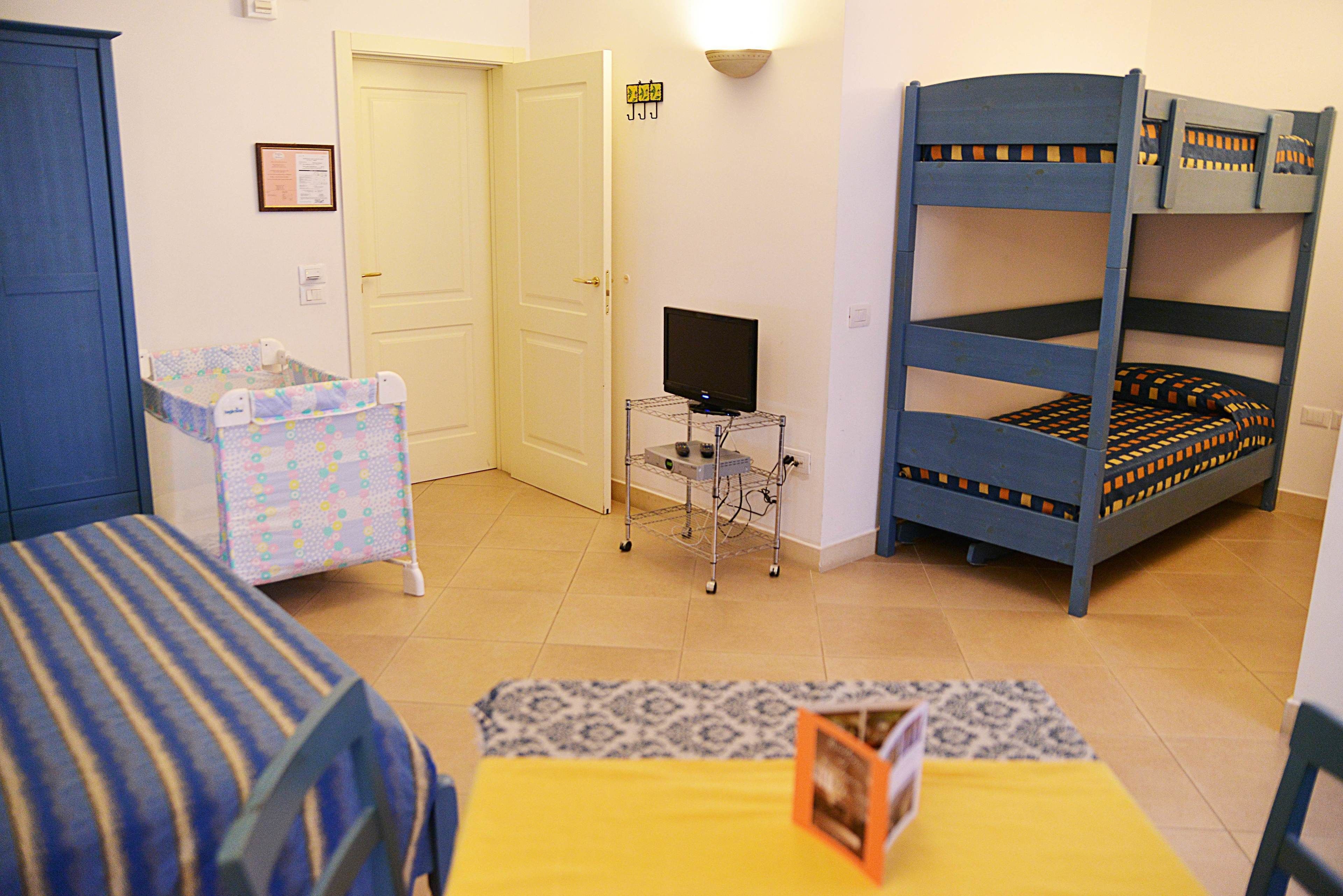 Minibar, escritorio y sistema de insonorización 