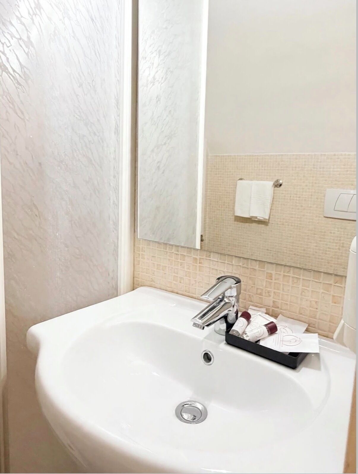 Standaard tweepersoonskamer | Badkamer | Een bad/douchecombinatie, gratis toiletartikelen, een haardroger
