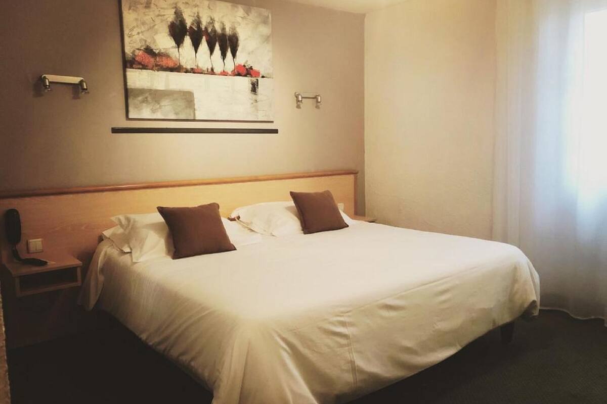 desk, soundproofing, rollaway beds, free wifi