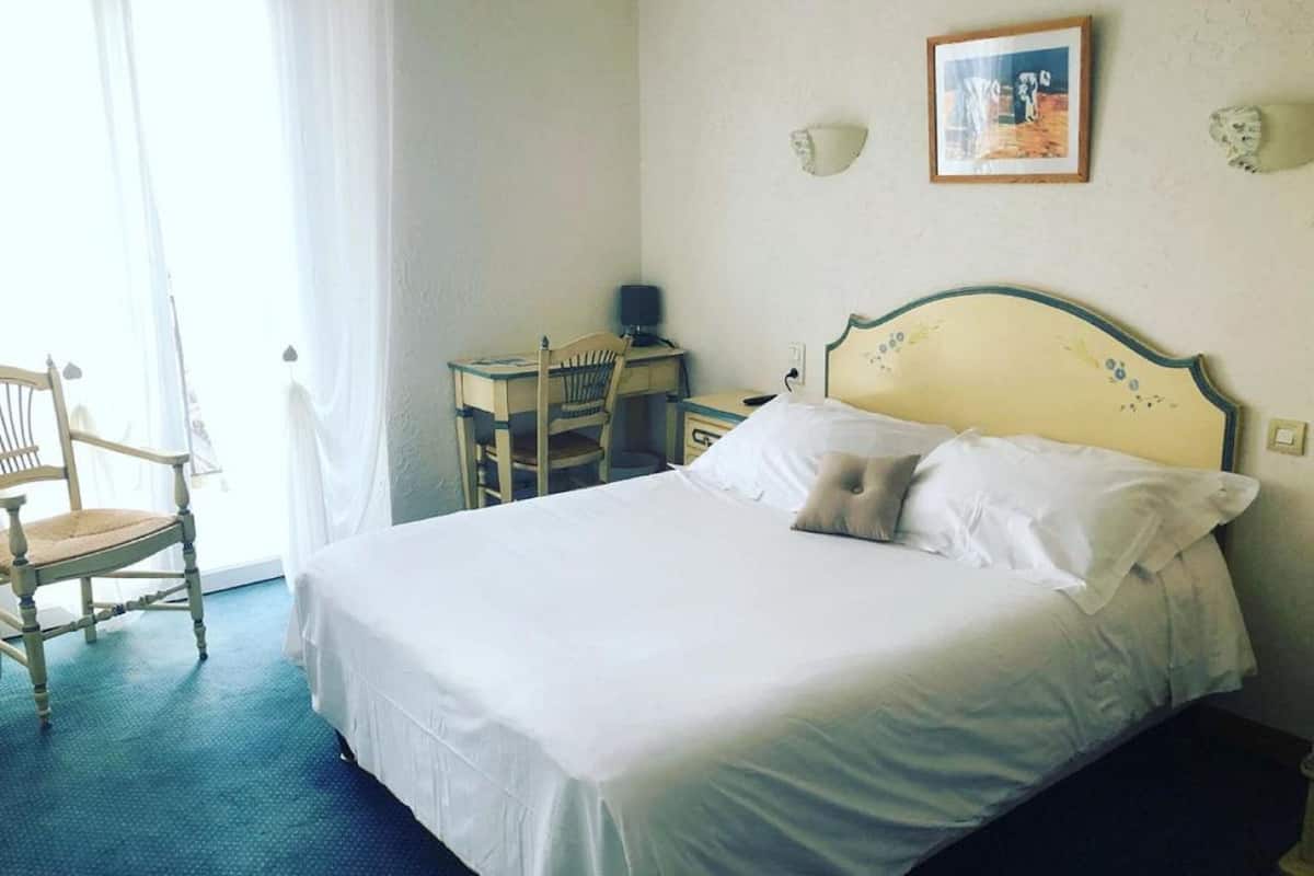 desk, soundproofing, rollaway beds, free wifi