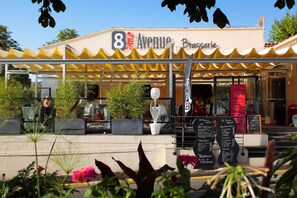 Outdoor dining - Hotel des Colonnes (Gréoux-les-Bains)