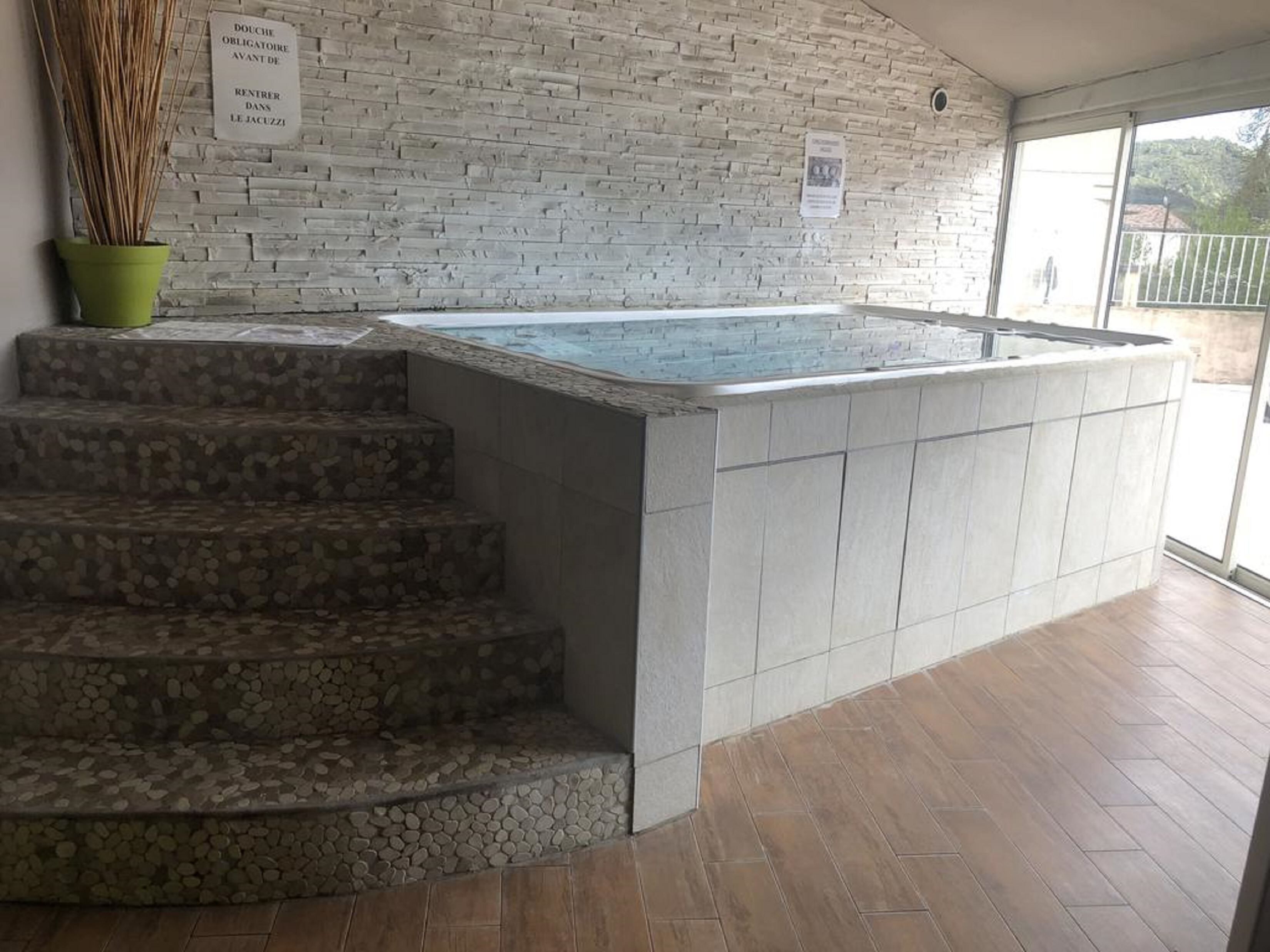 Sauna, bain à remous, hammam, soins corporels, soins d'aromathérapie