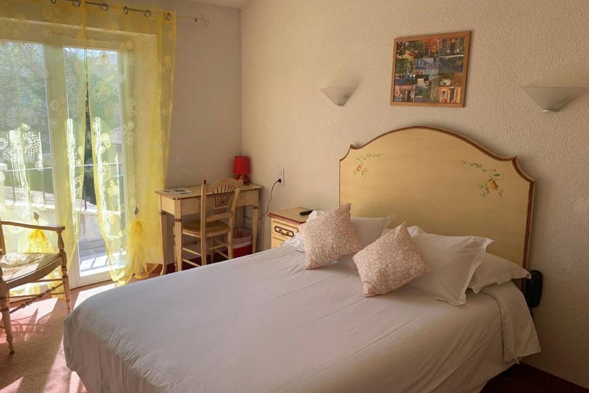 desk, soundproofing, rollaway beds, free wifi