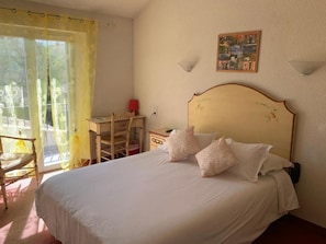 Desk, soundproofing, rollaway beds, free WiFi - Hotel des Colonnes (Gréoux-les-Bains)