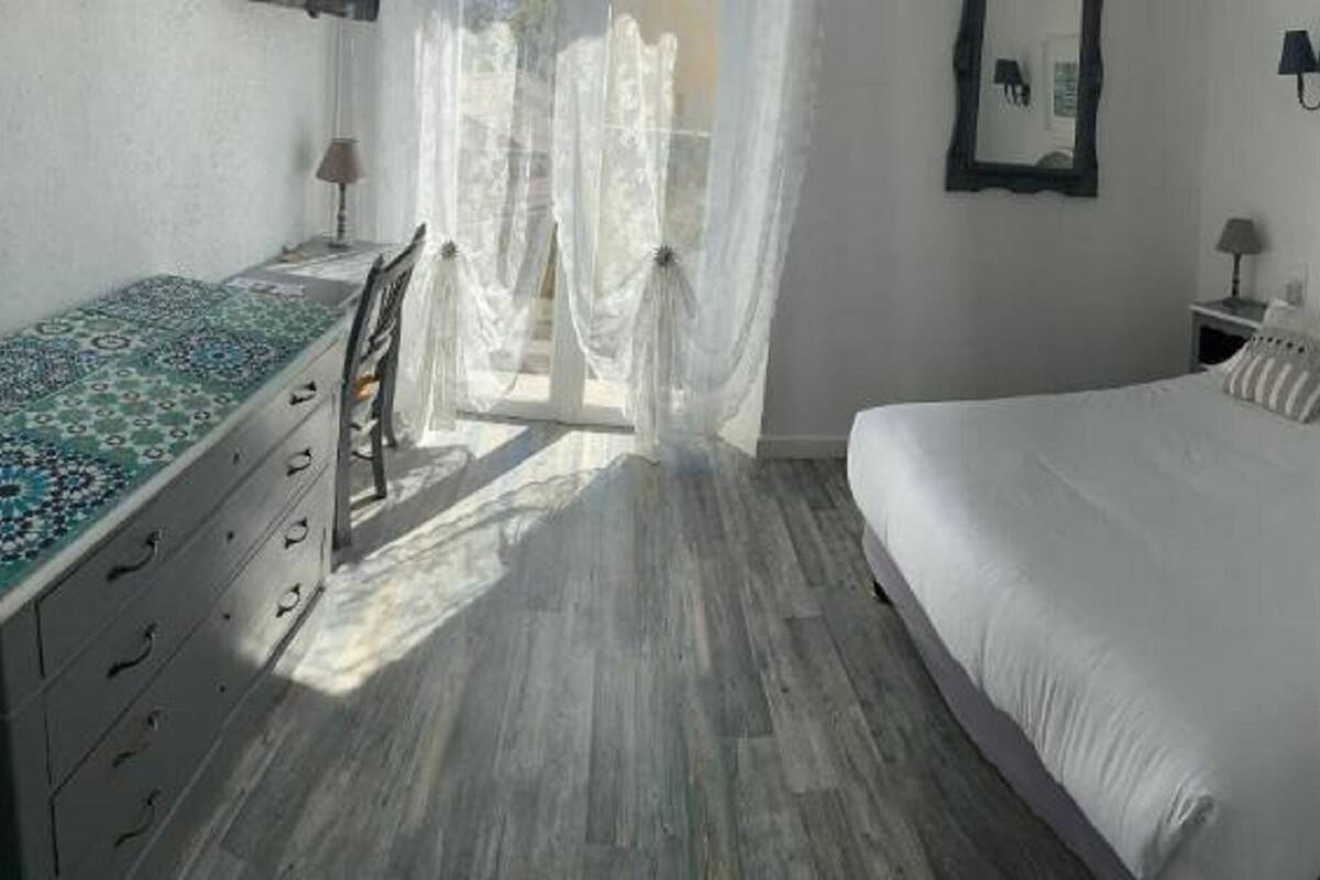 desk, soundproofing, rollaway beds, free wifi