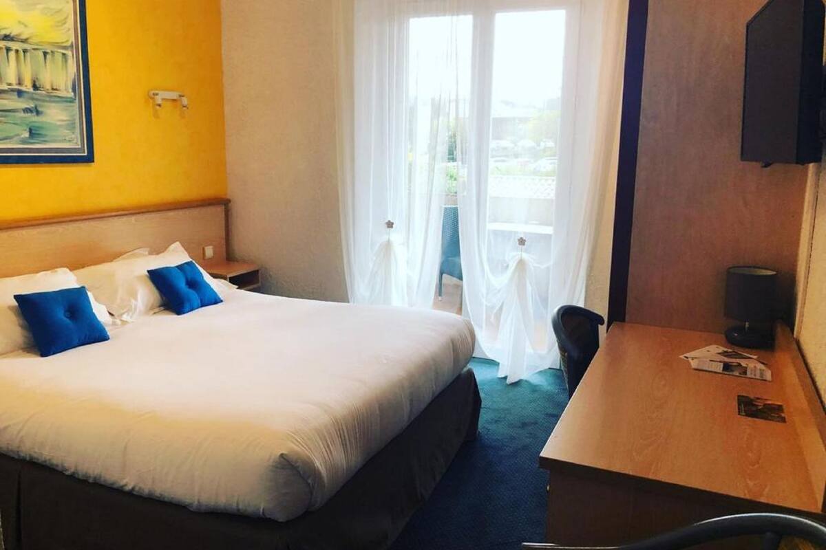 desk, soundproofing, rollaway beds, free wifi