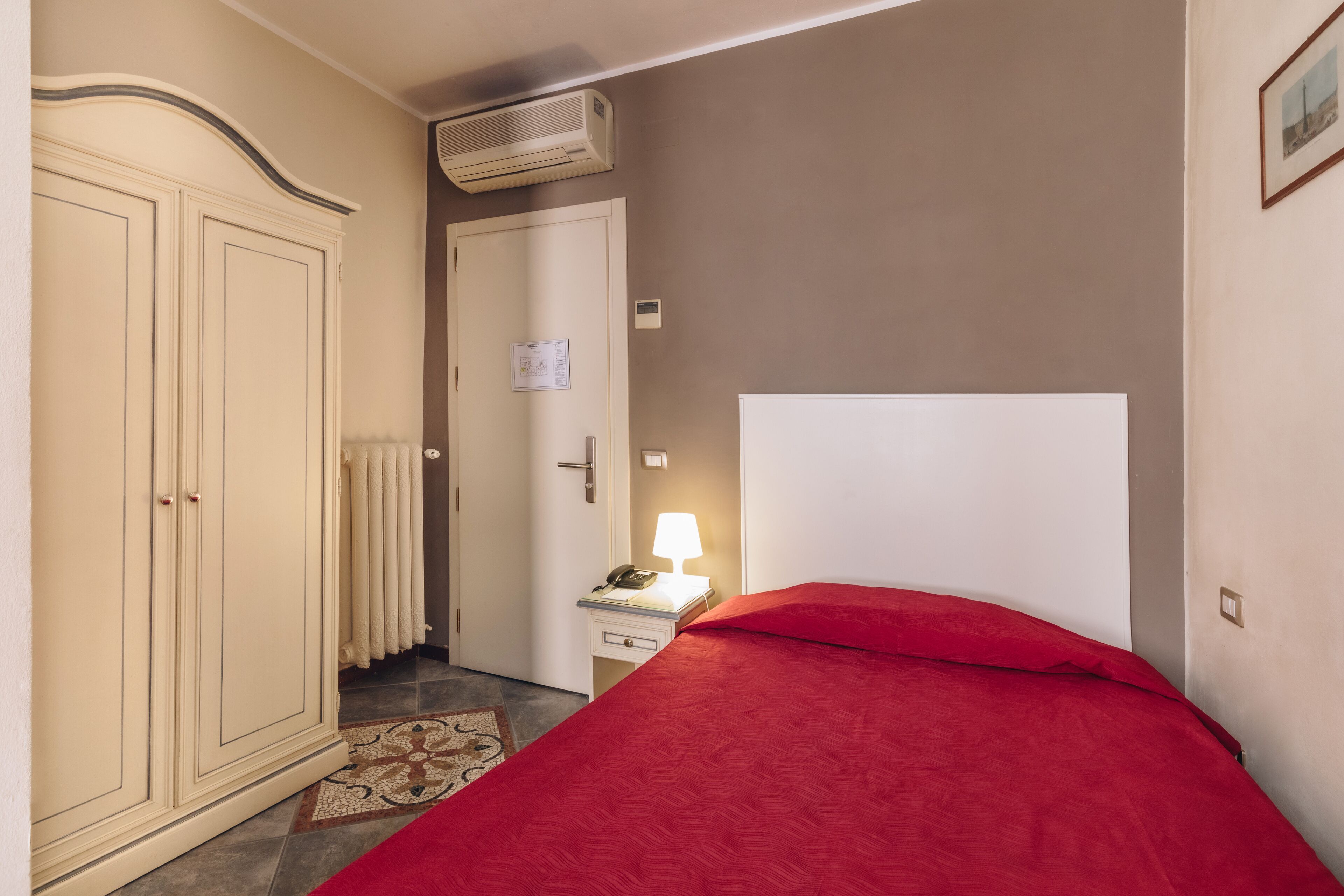 single room | desk, free wifi