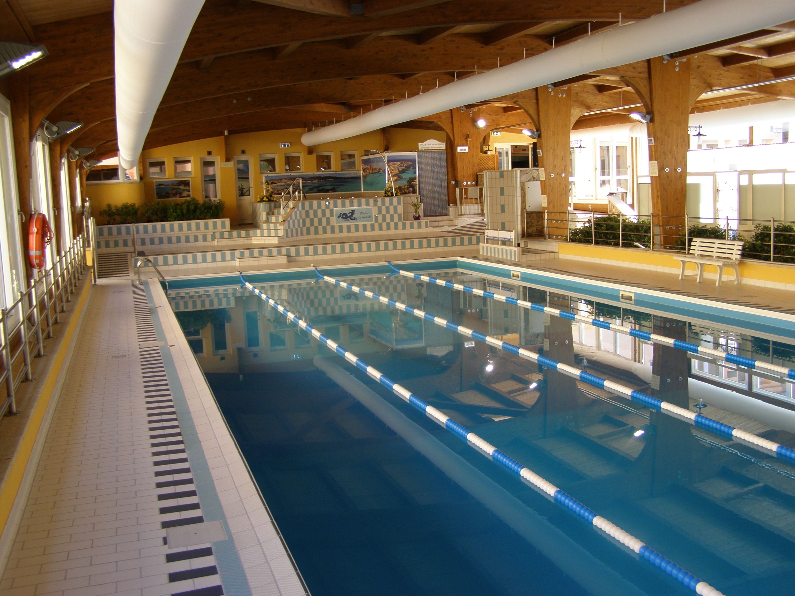 Una piscina cubierta (de 09:00 a 19:30), tumbonas