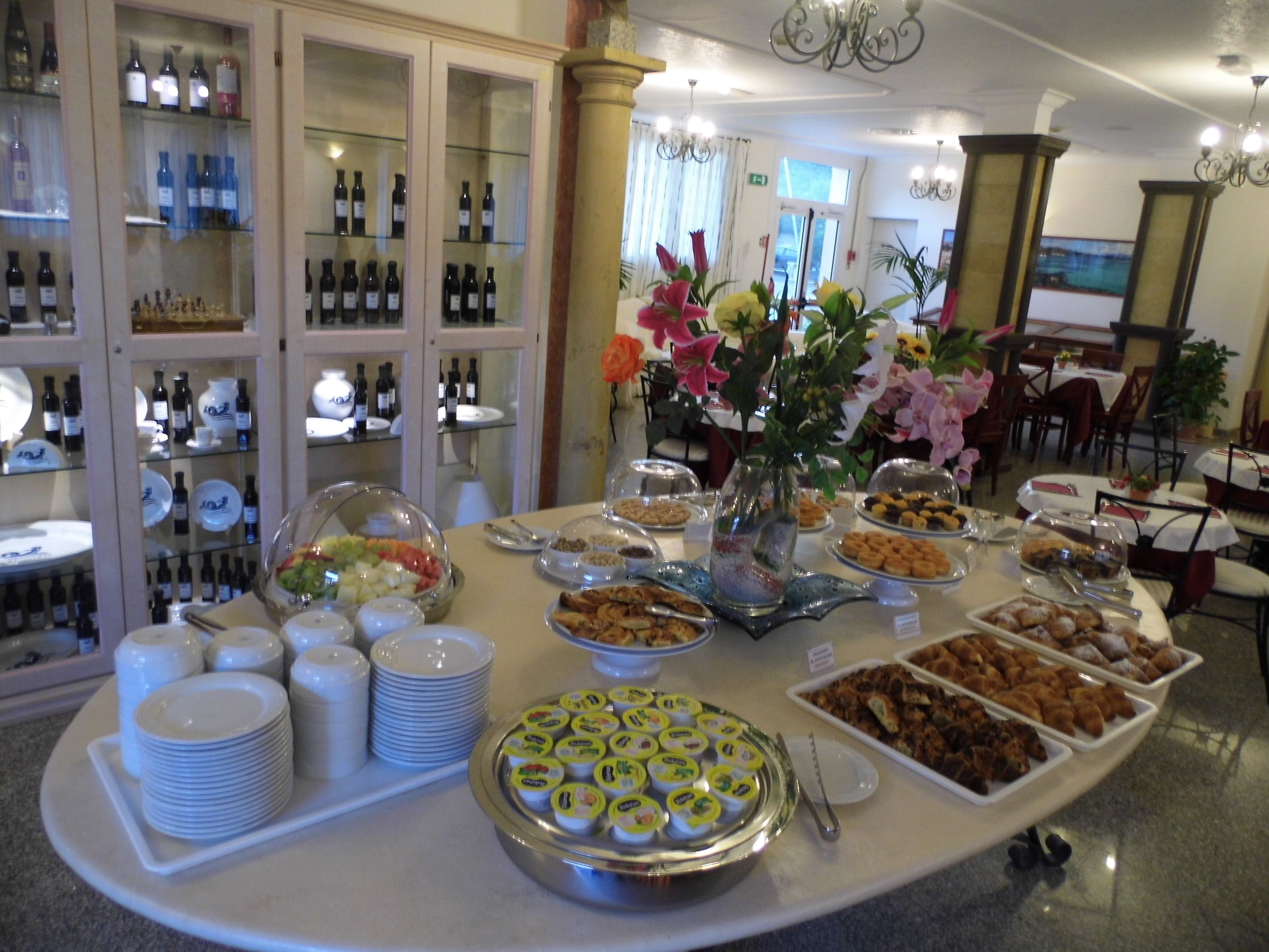 Een buffetopstelling met diverse gerechten en een wijnpresentatie.