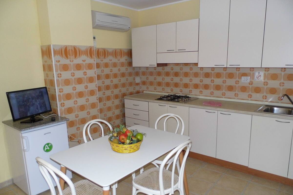 Apartamento estándar | Zona de estar | Televisión LED de 20 pulgadas con canales digitales, una televisión