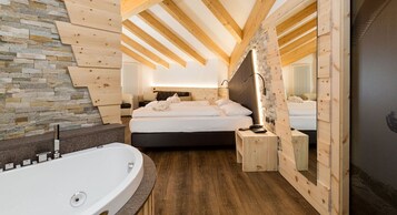 Junior Studio Suite | Minibar, in-room safe, bed sheets