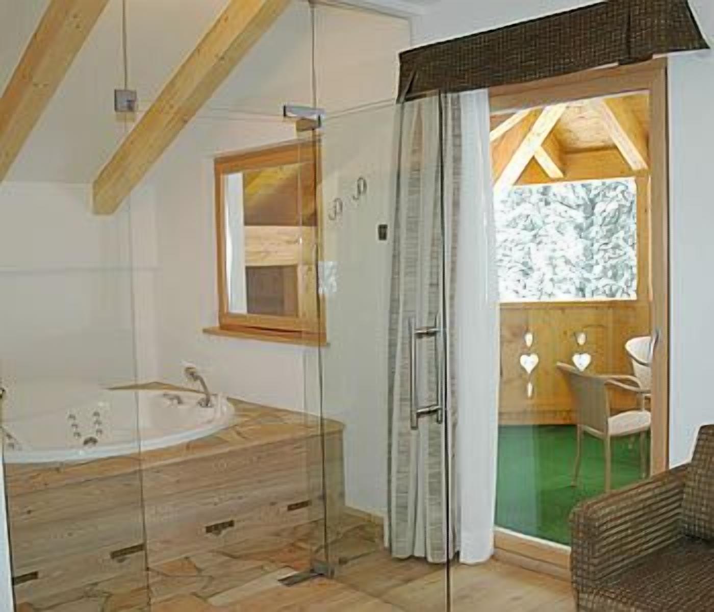 suite (relax with balcony) | jetted bathtub