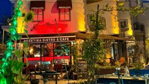 A building with a terrace and a bistro cafe. - Rebetika Hotel (Selçuk)