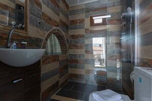 Deluxe-Zimmer | Badezimmer | Dusche, kostenlose Toilettenartikel, Haartrockner, Hausschuhe