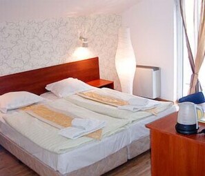 Minibar, in-room safe
