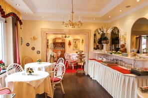 Free daily buffet breakfast - Hotel Modena (Bad Steben)