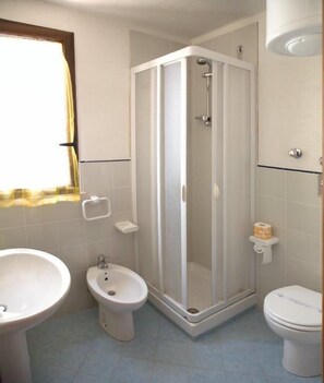 Ducha, secador de pelo, bidet, toallas
