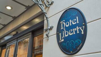 Placa de hotel com o nome 'Hotel Liberty' e uma placa indicando 'Hotel Residence Liberty'.