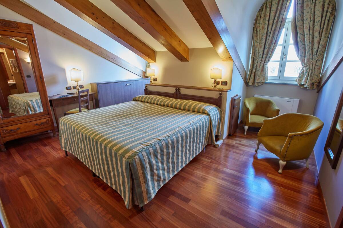 triple room | 1 bedroom, premium bedding, pillow-top beds, minibar