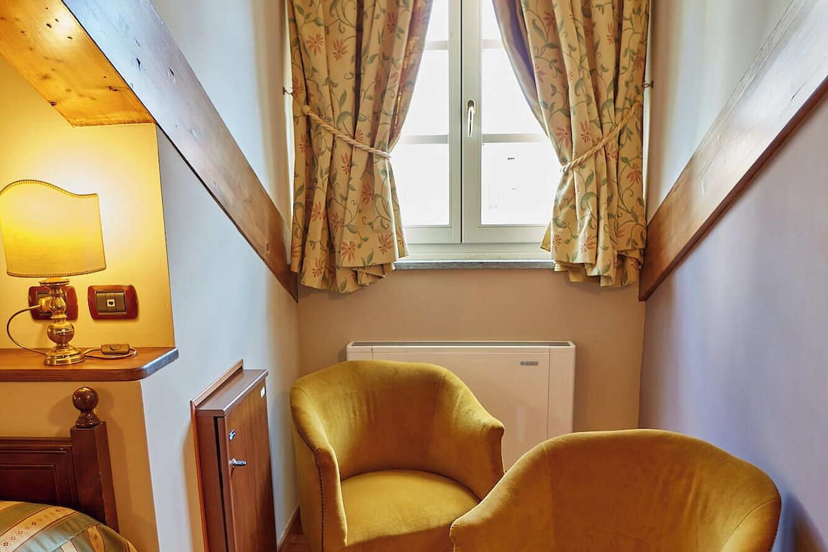 JUNIOR SUITE | Sengetøy av topp kvalitet, dundyner, senger med overmadrass og minibar