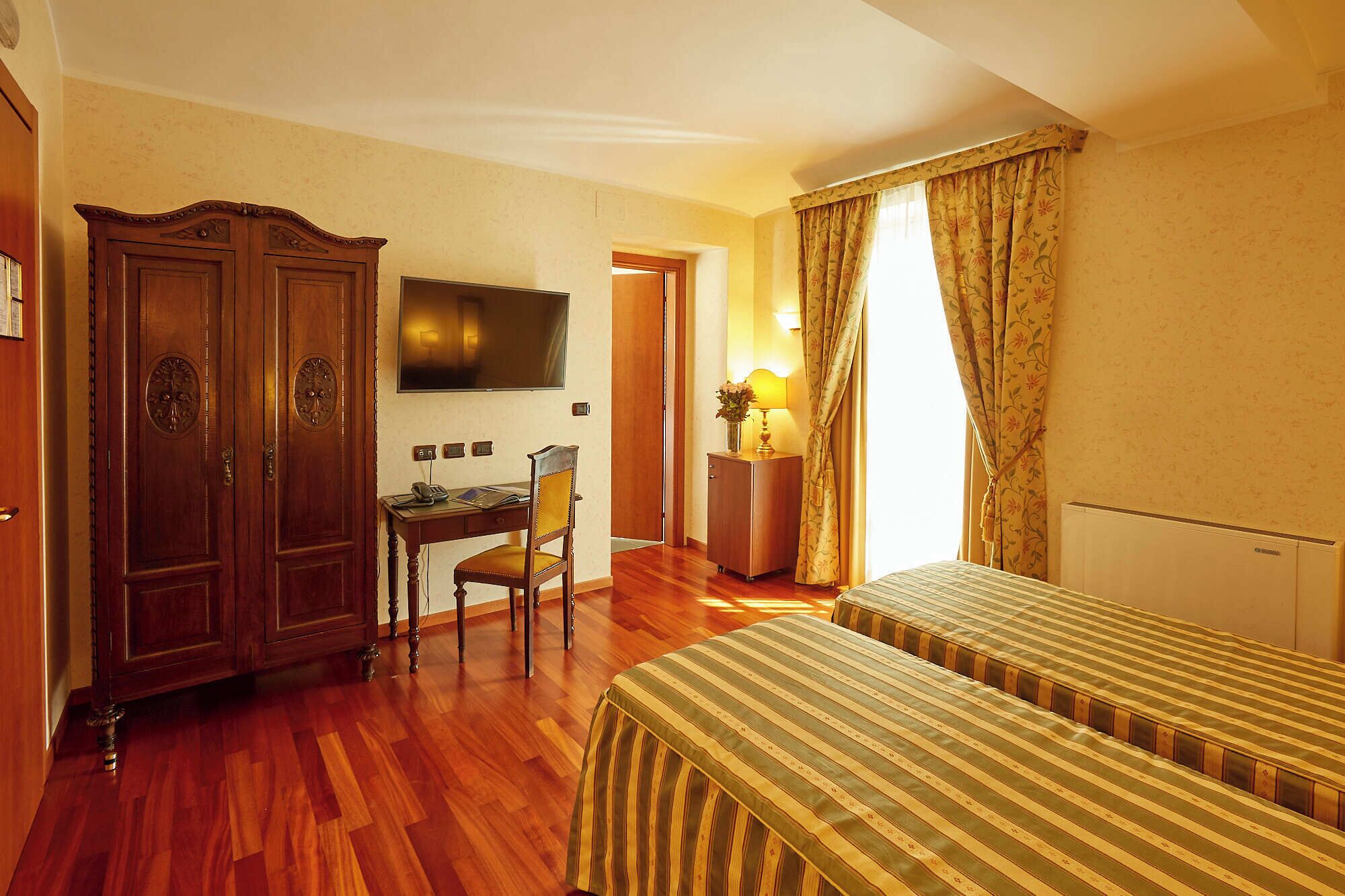 Bộ đồ giường cao cấp, chăn bông, nệm có lớp đệm bông, minibar 